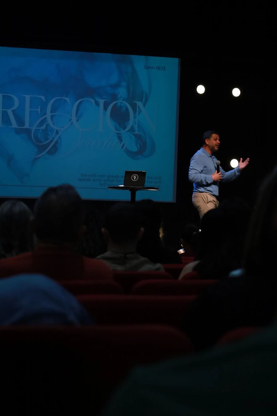 Servicio de adoración en CBI Orlando